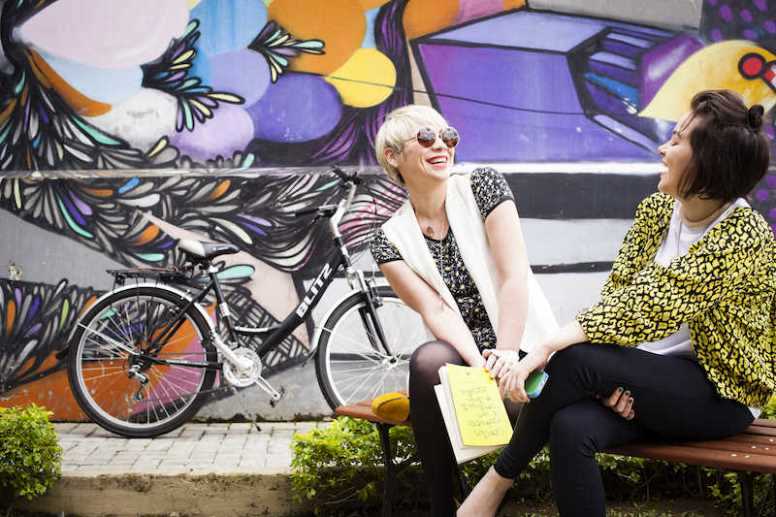 Horta comunitária, bicicletário e jardim no Ambiental Office,