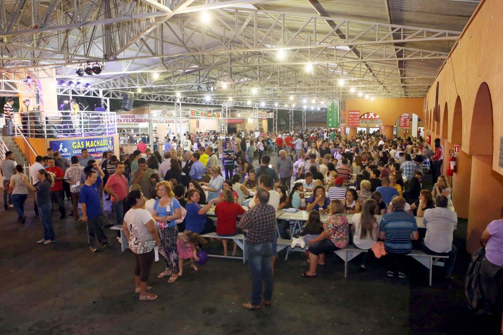 Pegue seu banquinho e compartilhe uma mesa com as delícias disponíveis na Festa! Crédito: Cesar Brustolin/SMCS