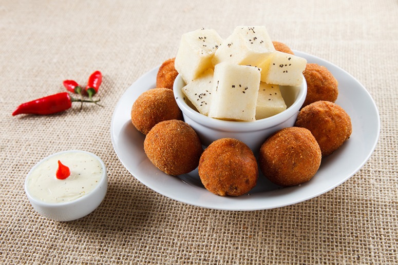 A porção de bolinho de costela e polenta frita do Gordo &amp; Magro. Crédito da foto: Beto Eterovick
