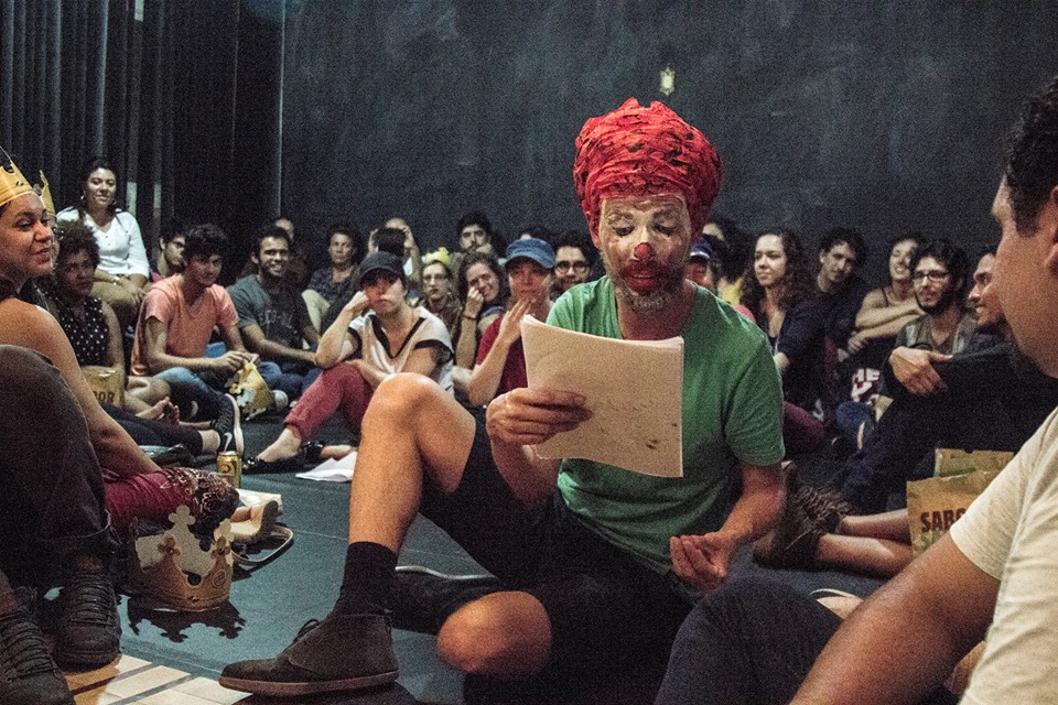 Leitura dramática realizada no espaço que transpira arte.