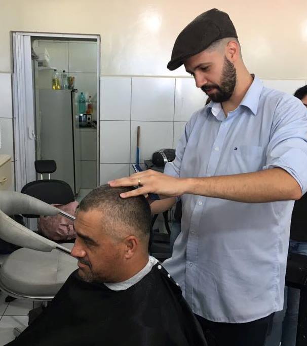 Os homens também têm vez nos salões-escolas.