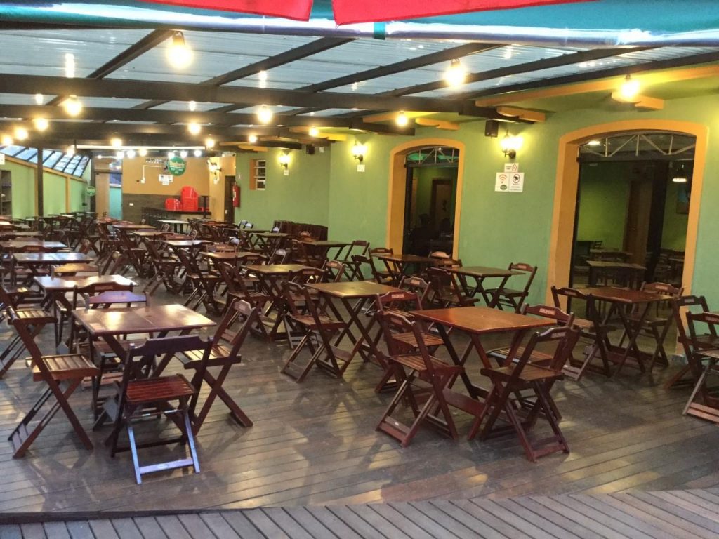 O Confraria possui vários ambientes diferentes para aproveitar. Foto: Reprodução/Facebook