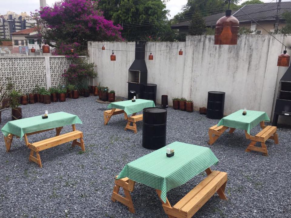 O espaço externo é gratuito e possui um ambiente descolado. Foto: Divulgação