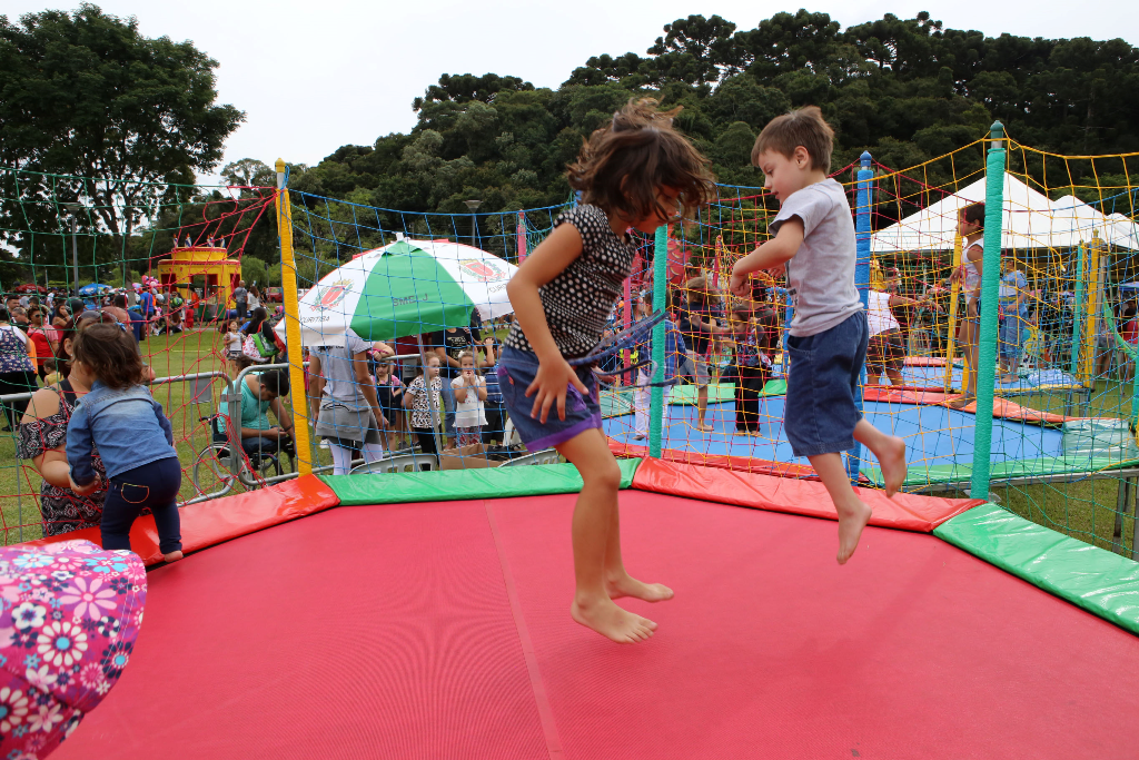 Bolo e diversão para a criançada na tradicional festa do Parque Barigui. Foto: Divulgação Prefeitura.
