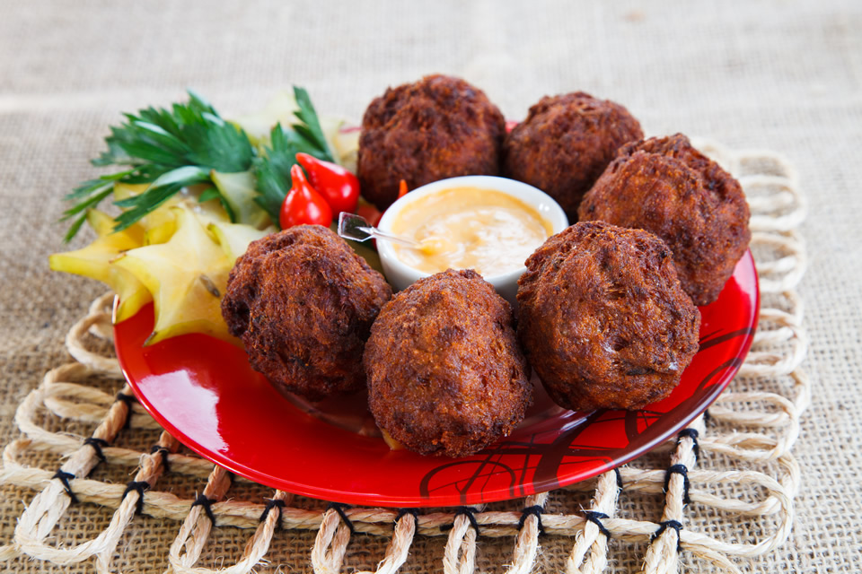 O bolinho de carne com provolone é quase um ponto turístico no bar Casa Velha. Foto: Beto Eterovick.