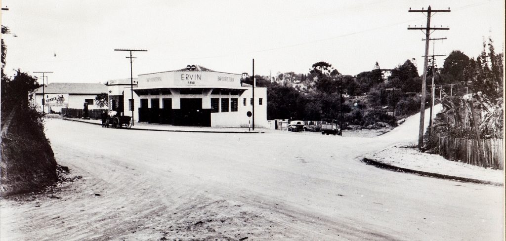 A Churrascaria Ervin viu o asfalto chegar na Mateus Leme. Foto: arquivo.