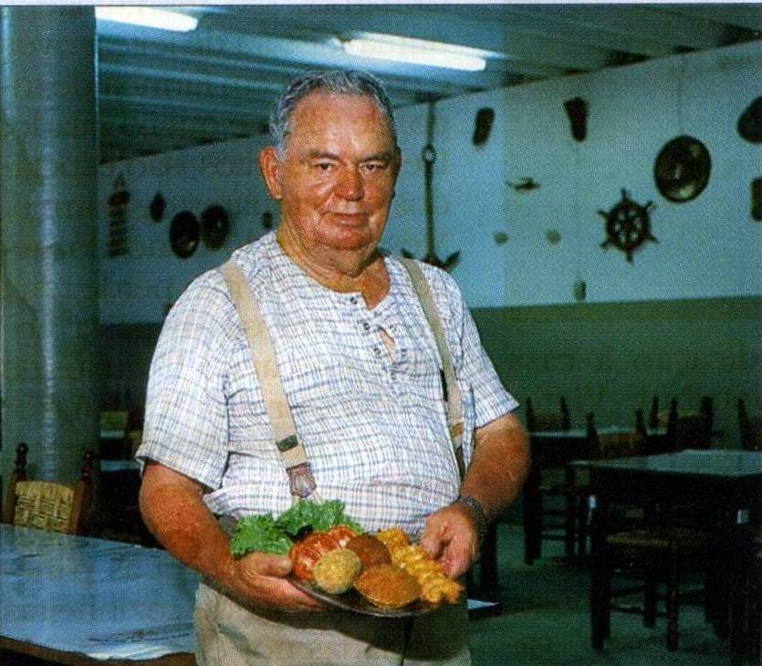 Sr. Victor com suas porções com frutos do mar. Foto: arquivo.