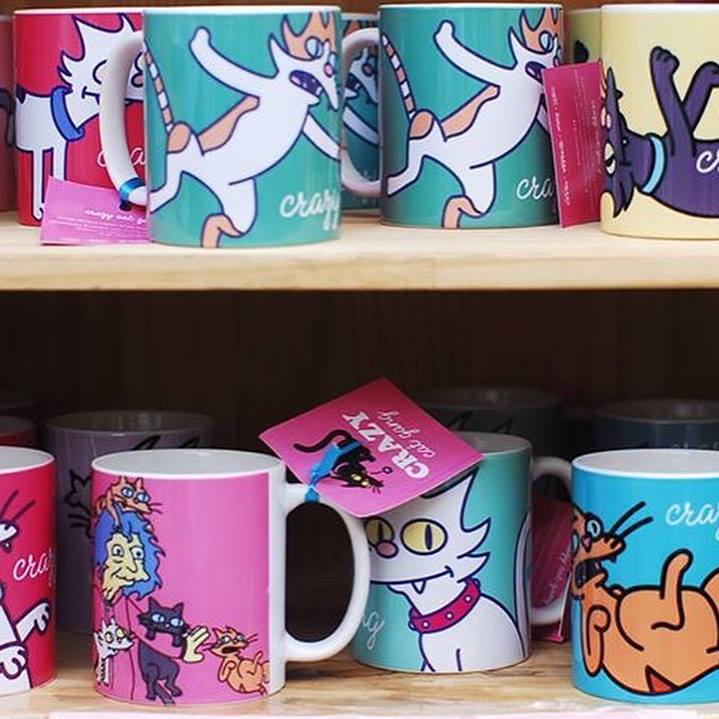 Muitos produtos fofos da Crazy Cat estão à venda nos eventos para ajudar os felinos.