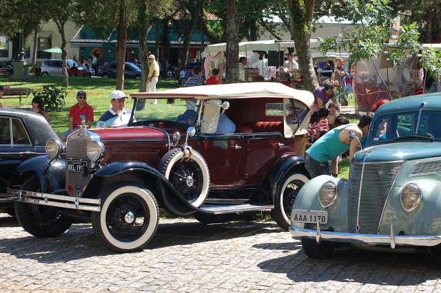 Encontro de clássicos na Praça Espanha. Foto: Divulgação Elas.