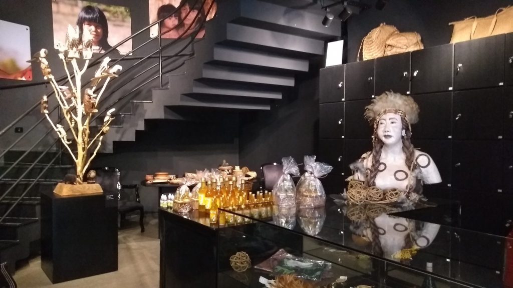 Lojinha com objetos originais de tribos brasileiras.