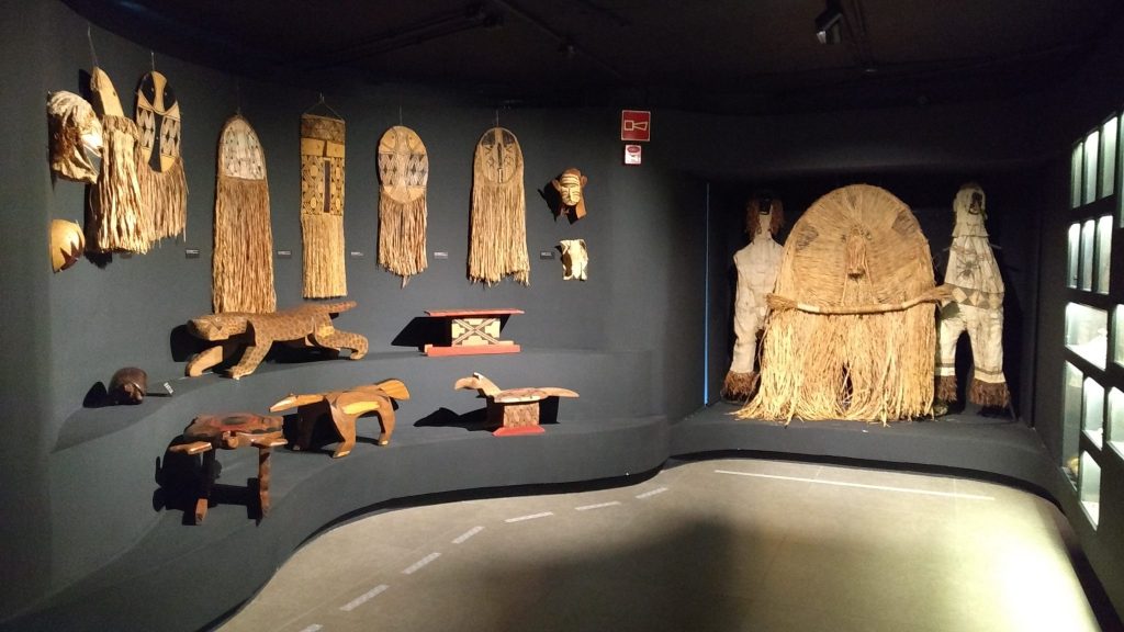 Cerâmicas,arte em madeira e palha.