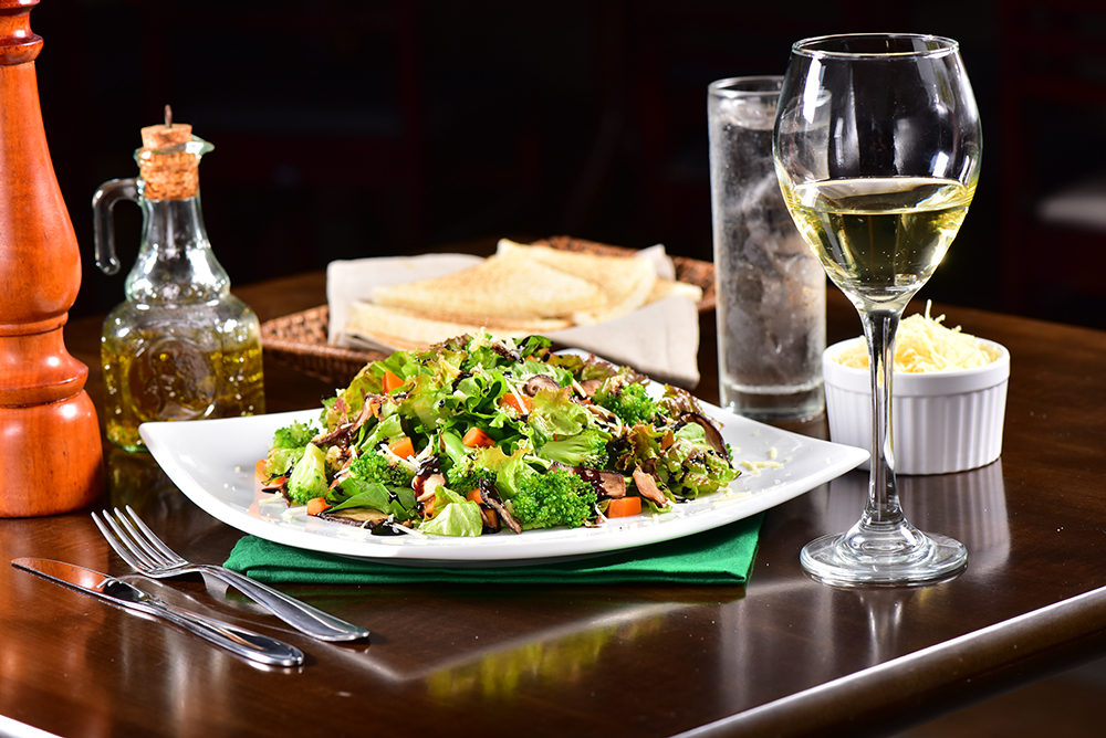 Nada de franguinho grelhado. No Pururuka até a salada é com carne de porco. Foto: Marcelo Krelling.