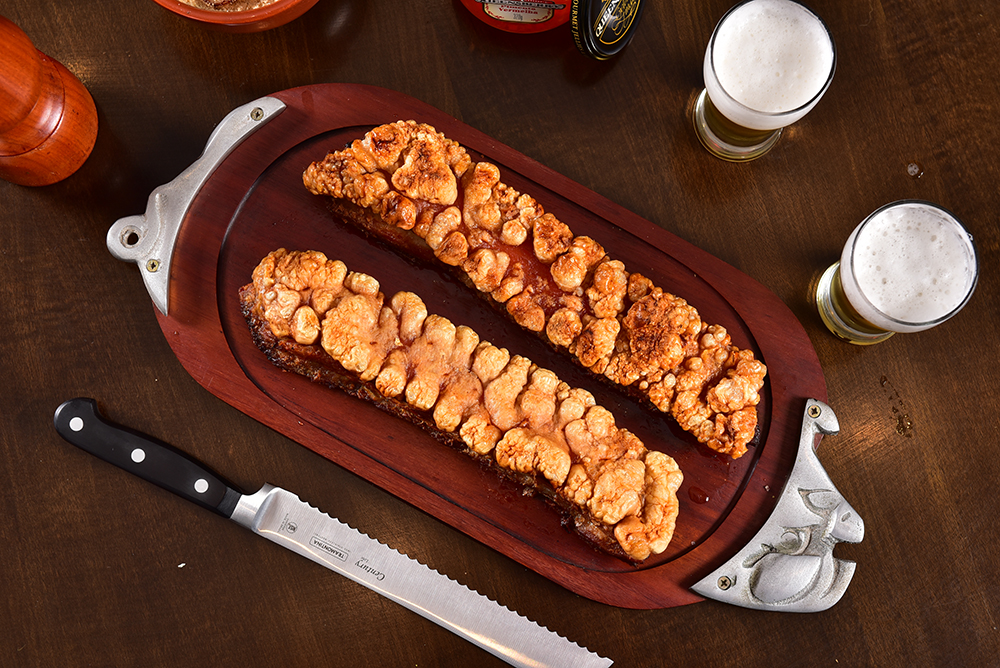 A barriga de porco à pururuca é o grande carro-chefe da casa e um clássico. Foto: Marcelo Krelling.