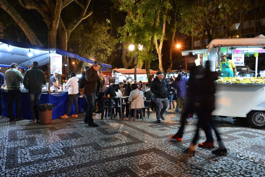 A feira gastronômica da Praça da Ucrânia atrai milhares de pessoas por mês. Foto: Levy Ferreira/SMCS]