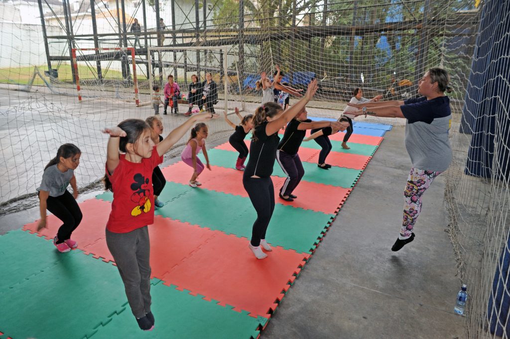 Na Rua da Cidadania de Santa Felicidade também tem aulas de ginástica artística para crianças. Foto: Everson Bressan/SMCS 
