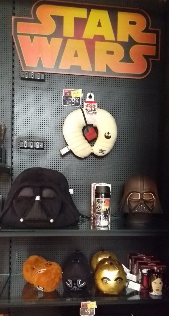 Estante com produtos temáticos na Imaginarium do Shopping Mueller.