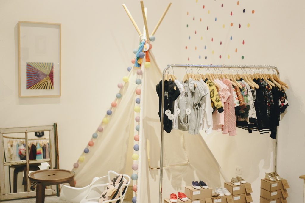 Roupas com produtos orgânicos e sem gênero podem ser encontradas na seleção infantil.