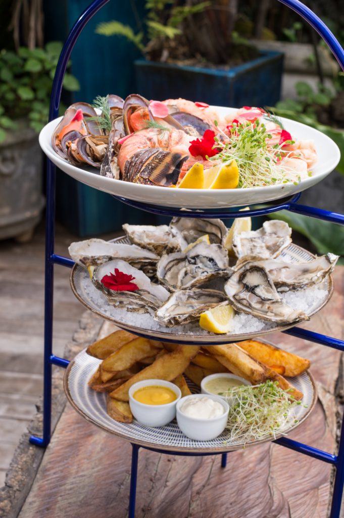 Go Tower do Go Fish vem com camarão rosa, ostras, mexilhões, lagosta, batata rústica e três molhos.