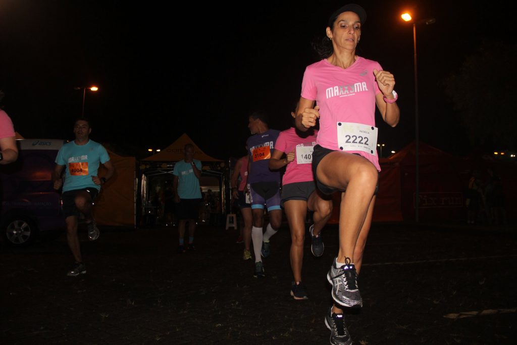 Equipe da Maxxyma participando de corrida noturna. Foto: Facebook Maxxyma
