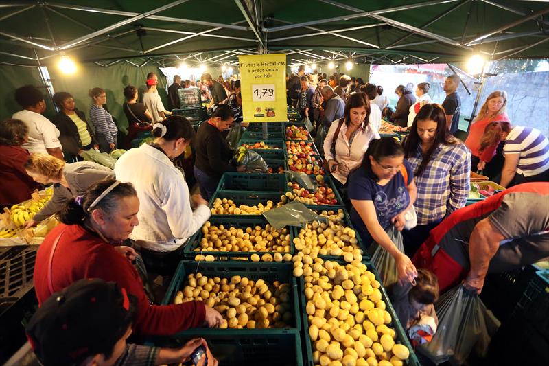 Uma única barraca, mas com preços que vão deixar você de queixo caído. Foto: Jaelson Lucas/PMC