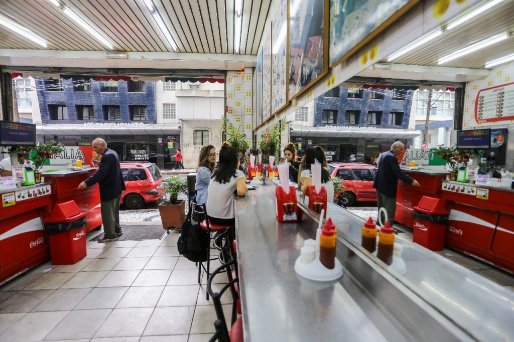Tradicional pizza de mussarela é um dos atrativos da tradicional lanchonete. Foto: Di Castellano