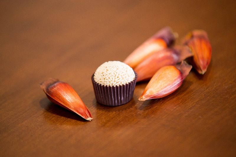 Pinhão no brigadeiro: também tá tendo. Foto: Divulgação.