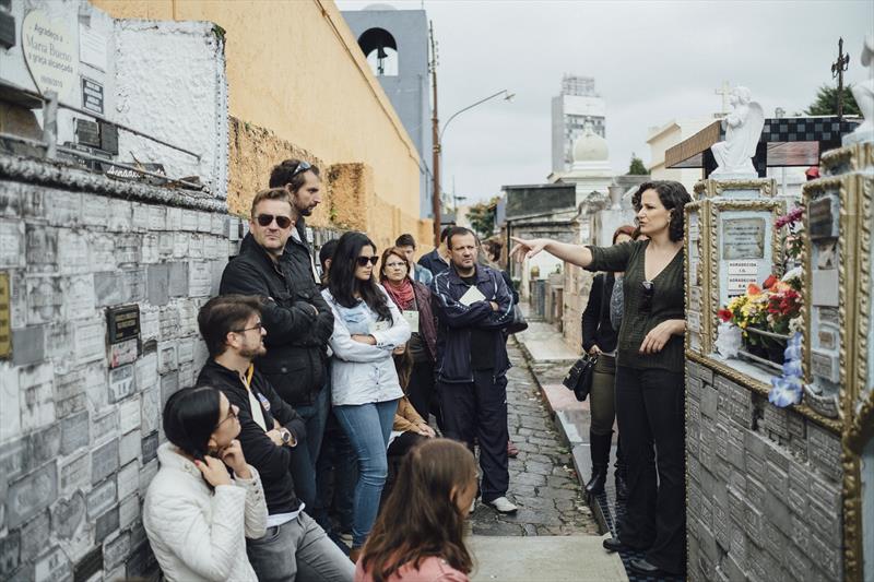 Muita história no passeio pelo cemitério. Foto: Edgar Marques/FCC