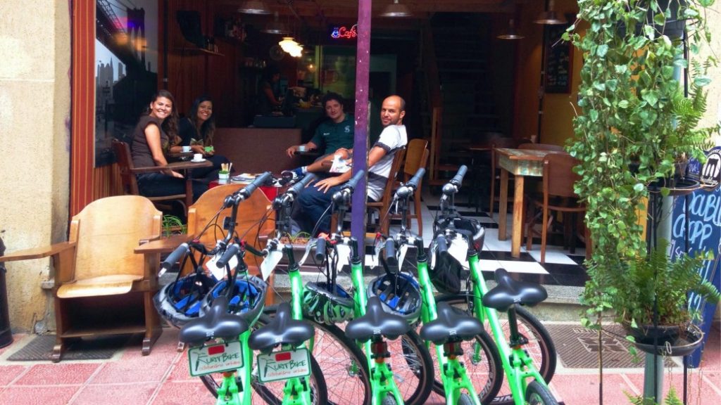 Café e bicicleta. Quem diria que essa dupla dá caldo hein? Foto: Facebook Kuritibike