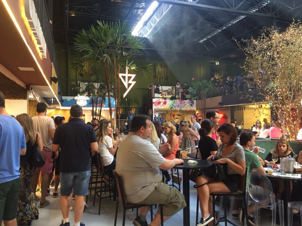 Área interna com teto retrátil.