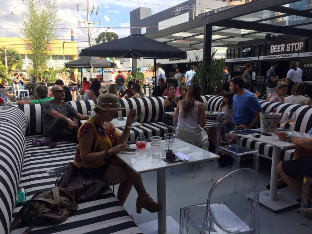 Os sofás externos são uma delícia para passar a tarde com os amigos.