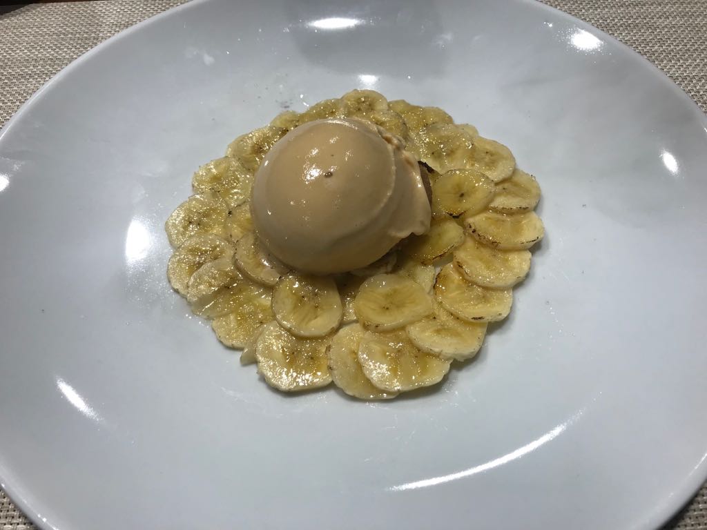 Sobremesa de carpaccio de banana com sorvete de doce de leite.