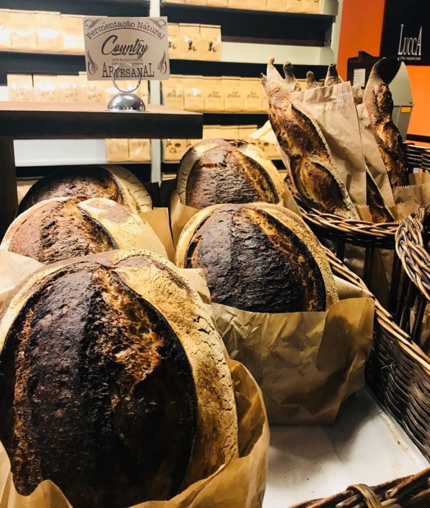 Impossível resistir a essa bancada de pães artesanais do Lucca. Foto: MCities.