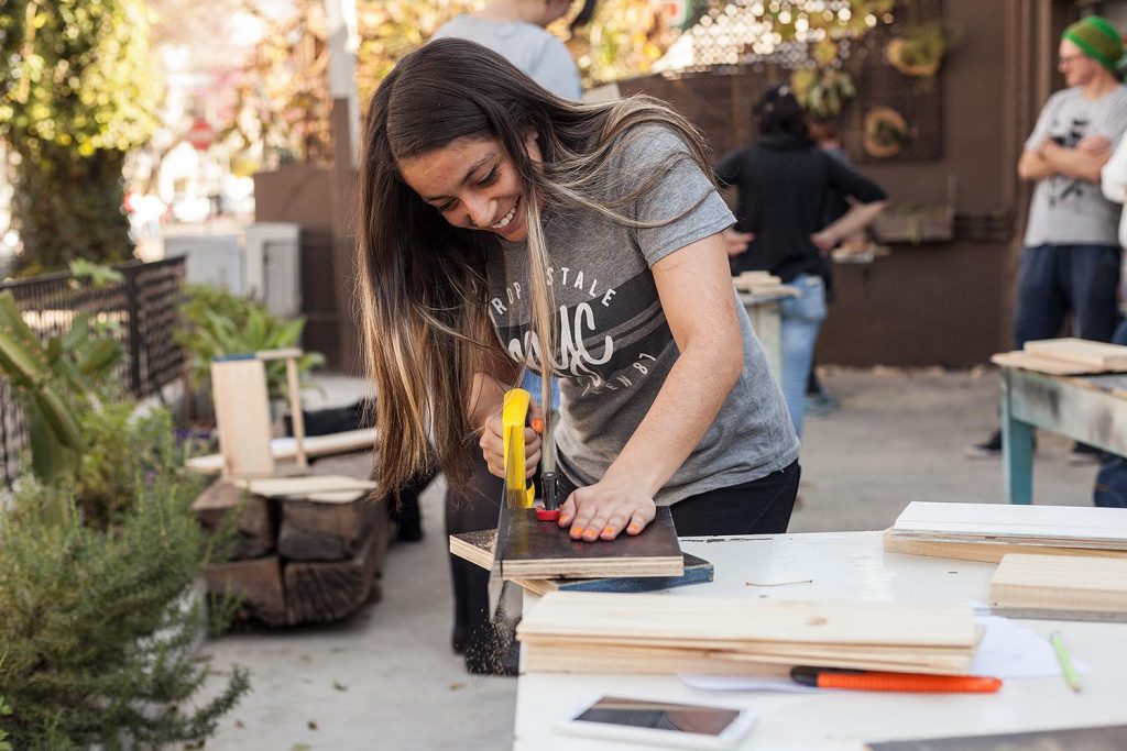 Serrote, martelo, furadeira. Marcenaria básica para mulheres! Foto: Facebook Fine Arts
