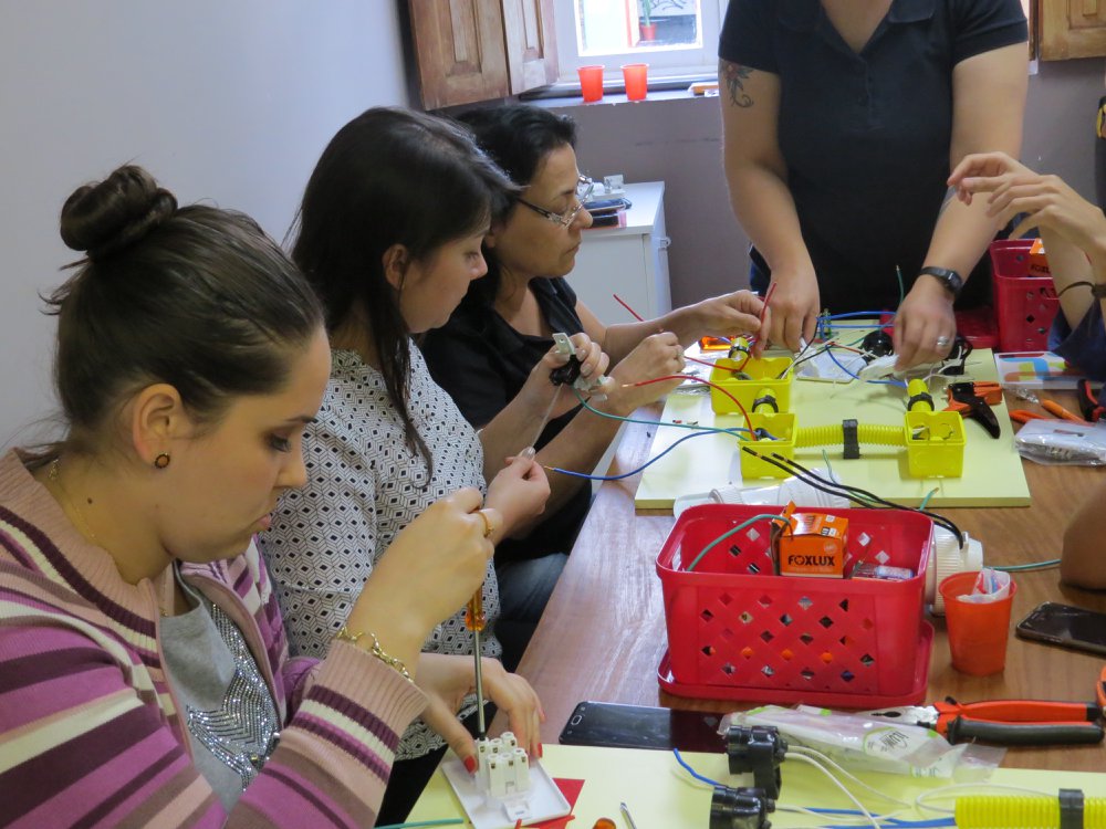 Desvendando a elétrica e a hidráulica. Foto: Facebook Mari Donas
