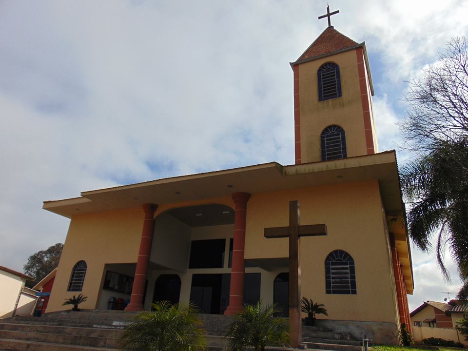 A Igreja Senhor Bom Jesus, que levou 13 anos para ser construída é uma das construções que contam a história de Araucária. Foto: Facebook Igreja