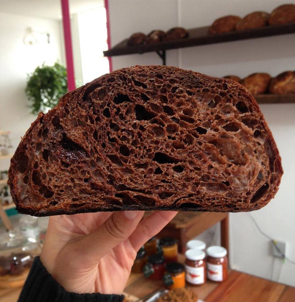 O pão de chocolate meio amargo e cacau já conquistou alguns fãs na Panis. Foto: Facebook.