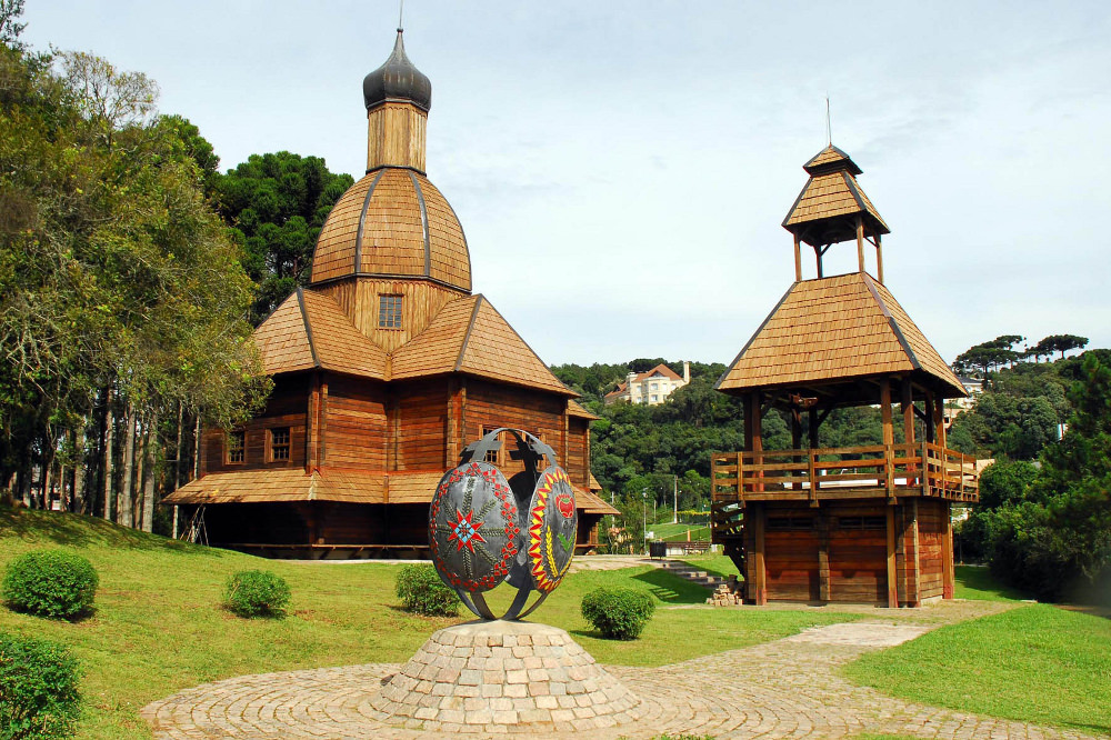 Durante o passeio, aproveitem para conhecer o Memorial Ucraniano que fica no Parque. Foto: Site Governo do Estado.