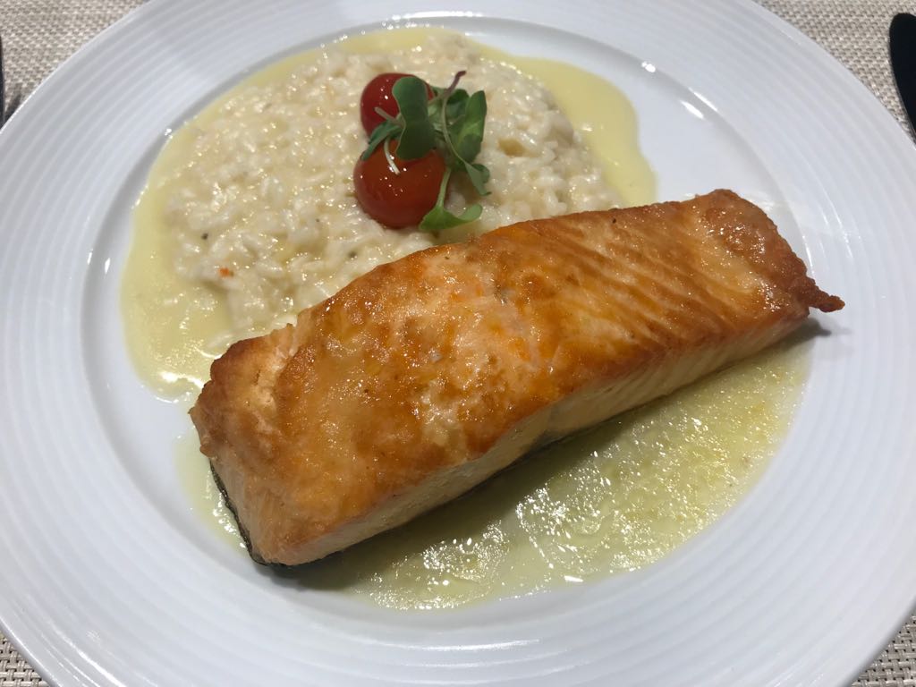 Salmão com risoto.