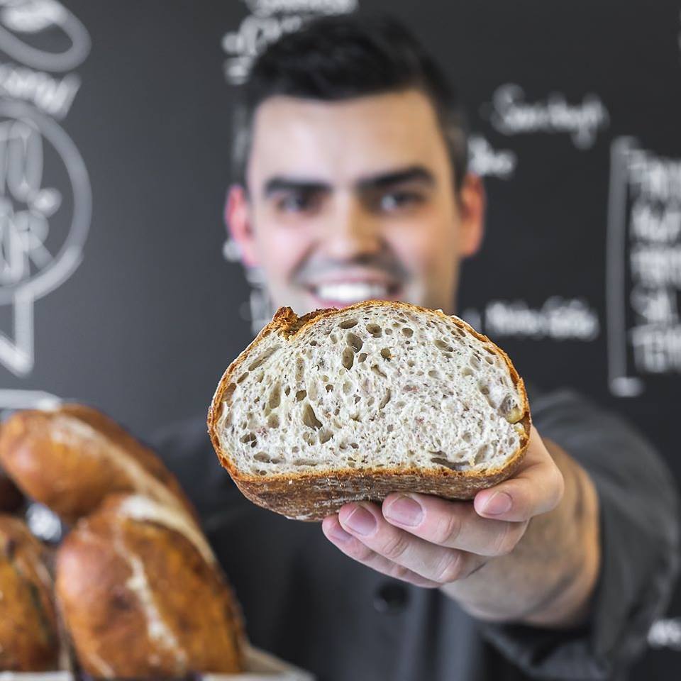 O Mago Tiago largou a área de finanças pela panificação. Foto: Daniel Lemos