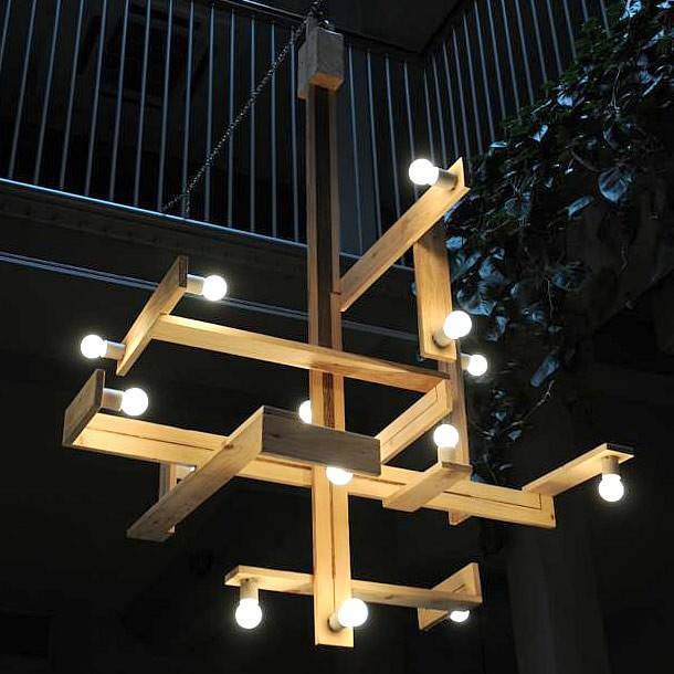 Lustre feito de pallets. Foto GetCycling