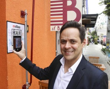 Prudente de Moraes vira rua interativa e dialoga com pedestres com tecnologia inteligente