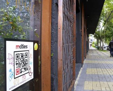 Na Prudente de Moraes, tecnologias inteligentes fazem a rua conversar com o pedestre