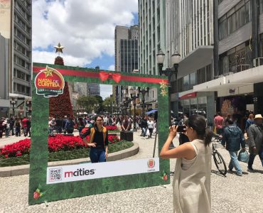 MCities implanta moldura de natal na Rua XV de Novembro