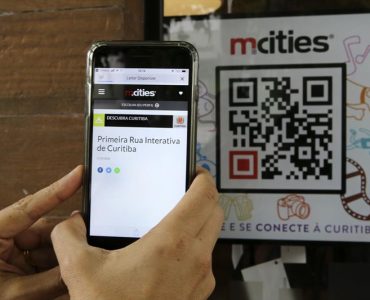 Usurários podem apontar o celular para QR Codes da Prudente, para saber o que acontece de bom na rua