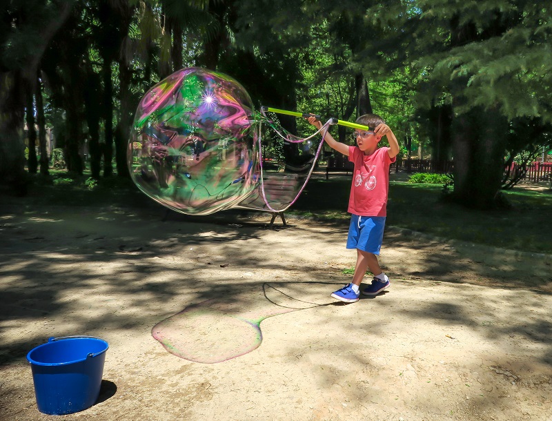 As crianças adoram fazer bolhas de sabão. Foto Ilustrativa.